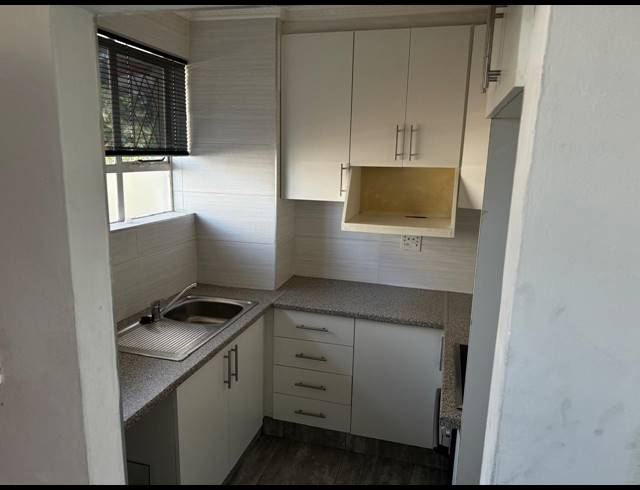 1 BEDROOM FLAT TO LET IN ESSENWOOD